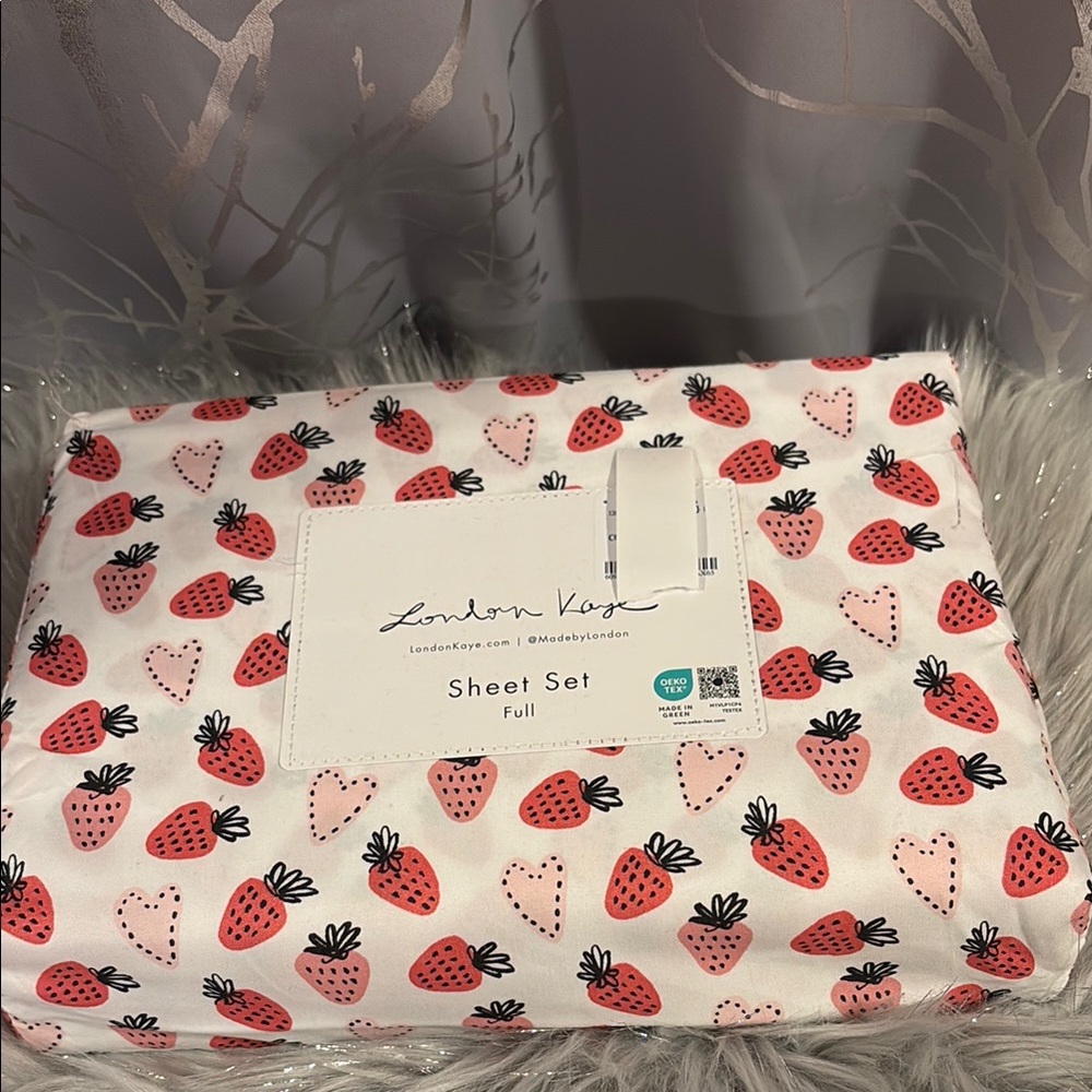BNWT London Kaye Valentine's Day Strawberry Sheet Set - Size Full